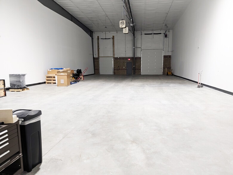 More Photos Of 2 Lear Jet Lane, Latham Light Manufacturing For Lease