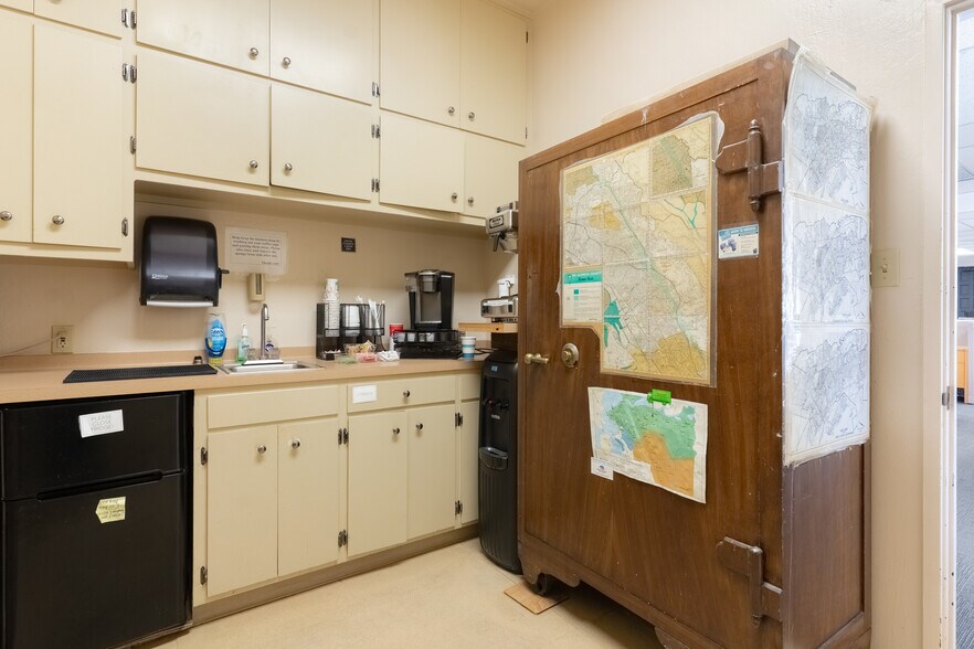 More Photos Of 1451 Leimert Blvd, Oakland Office For Sale