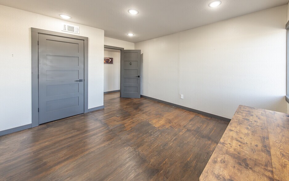 More Photos Of 2617-2619 34th St, Lubbock Loft Creative Space For Sale