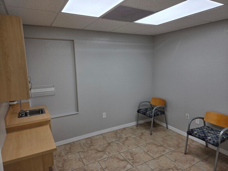 More Photos Of 143 N Oakwood Ave, Brandon Office For Lease