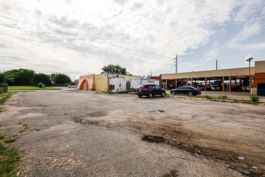 More Photos Of 1555 S Bluffview St, Wichita Freestanding For Sale
