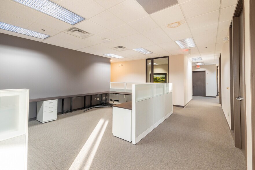 More Photos Of 1301 W Long Lake Rd, Troy Office For Lease