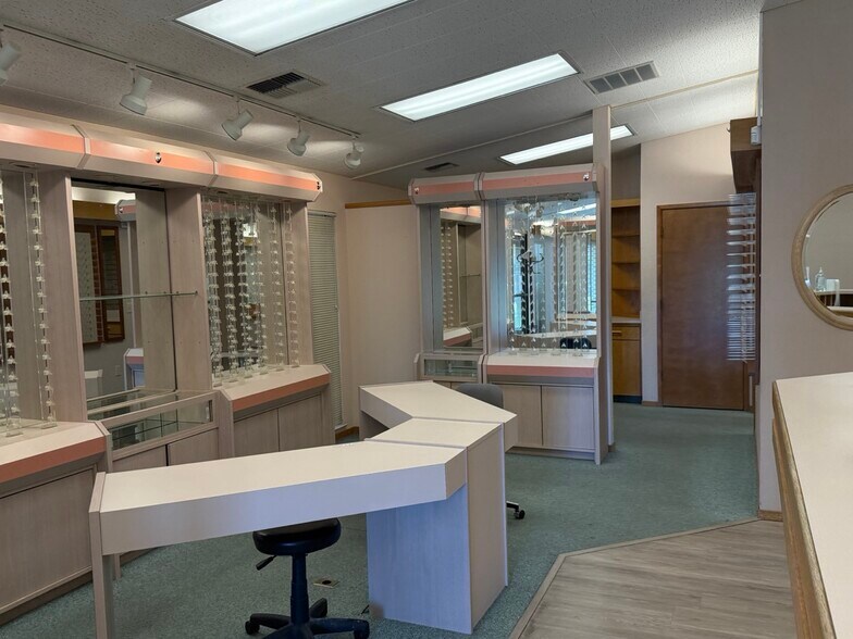 More Photos Of 1390 W H St, Oakdale General Retail For Lease