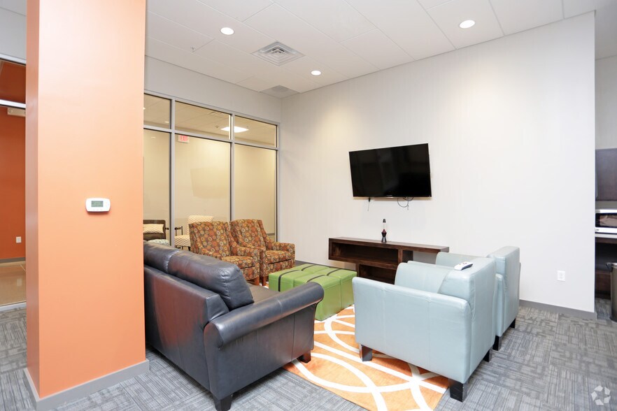 More Photos Of 5465 George M Mills Civic Pky, West Des Moines Unknown For Lease