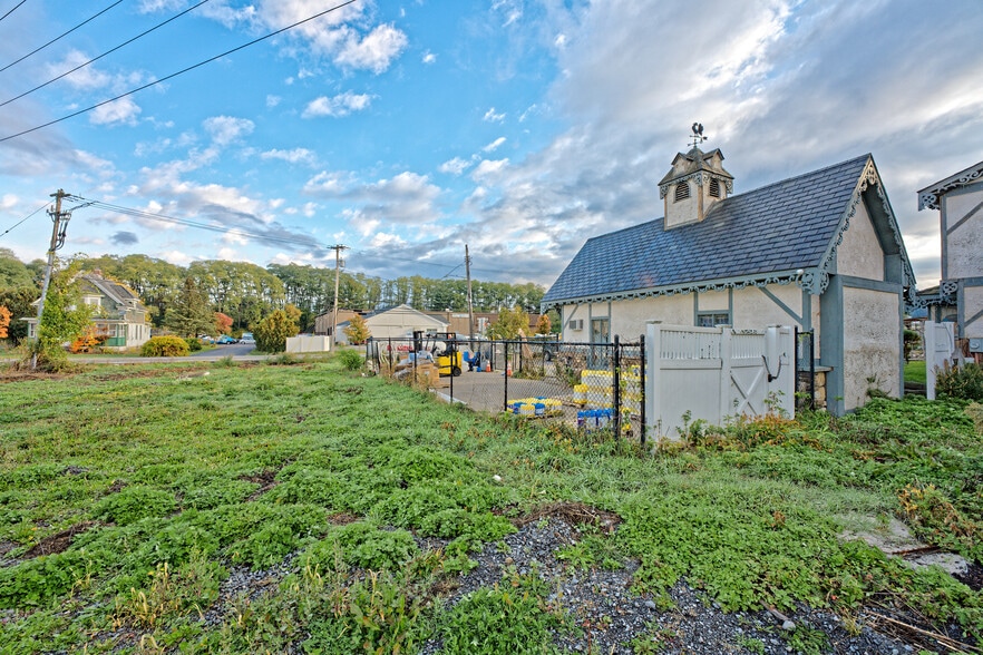 More Photos Of 671 Mariaville Rd, Schenectady Garden Center For Sale
