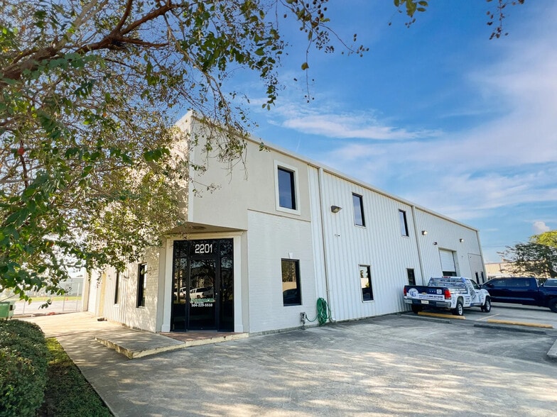 More Photos Of 2201 Greenwood St, Kenner Flex For Sale