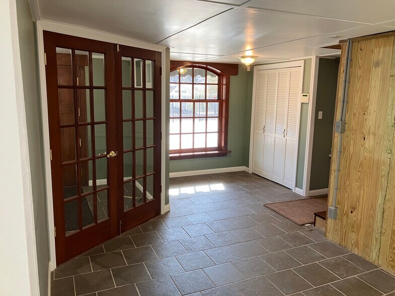 More Photos Of 157 N Main St, Bostic Office For Sale