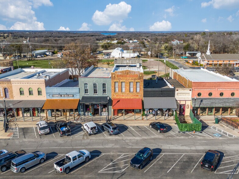 More Photos Of 106 W Main St, Pilot Point Storefront For Lease