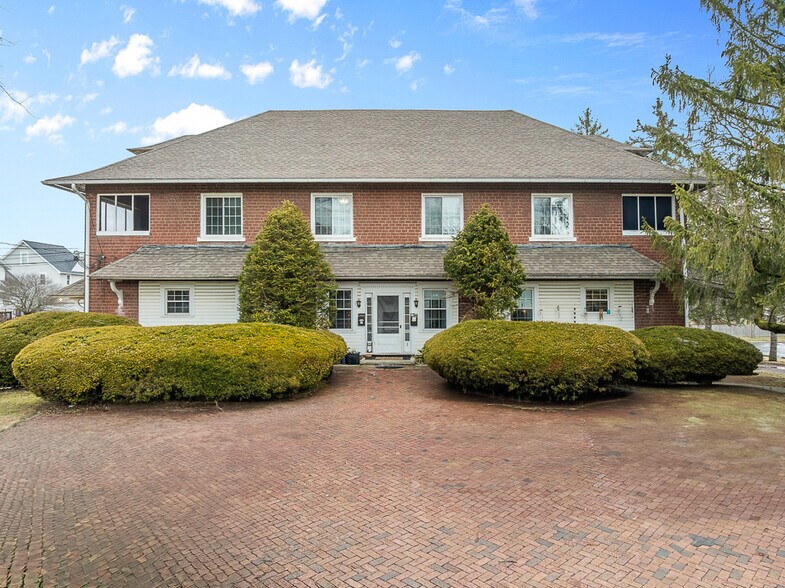 Primary Photo Of 203 Glamorgan St, Alliance Apartments For Sale