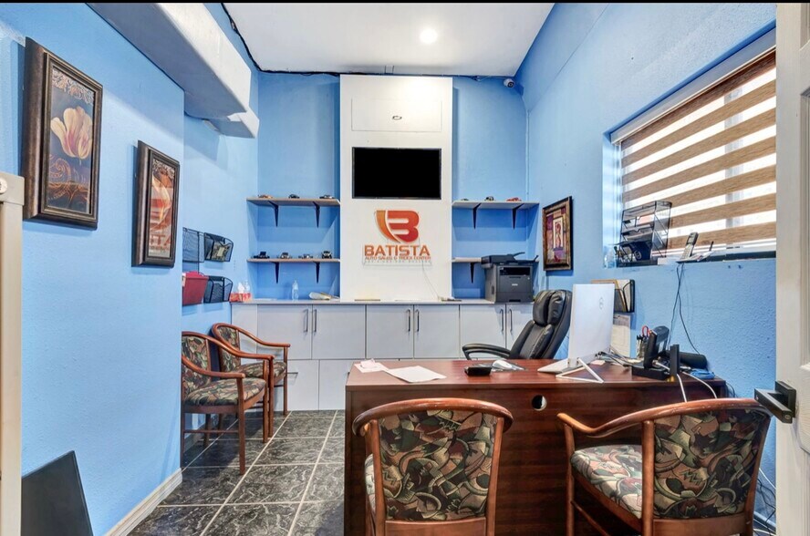 More Photos Of 3000 N Washington Blvd, Sarasota Auto Dealership For Sale