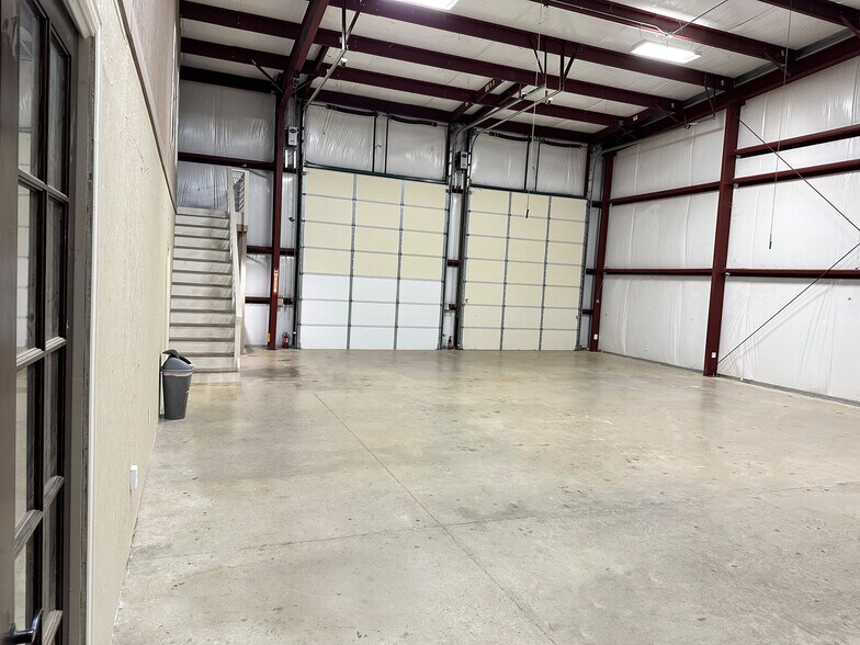 More Photos Of 122 Rose Ln, Frisco Warehouse For Lease