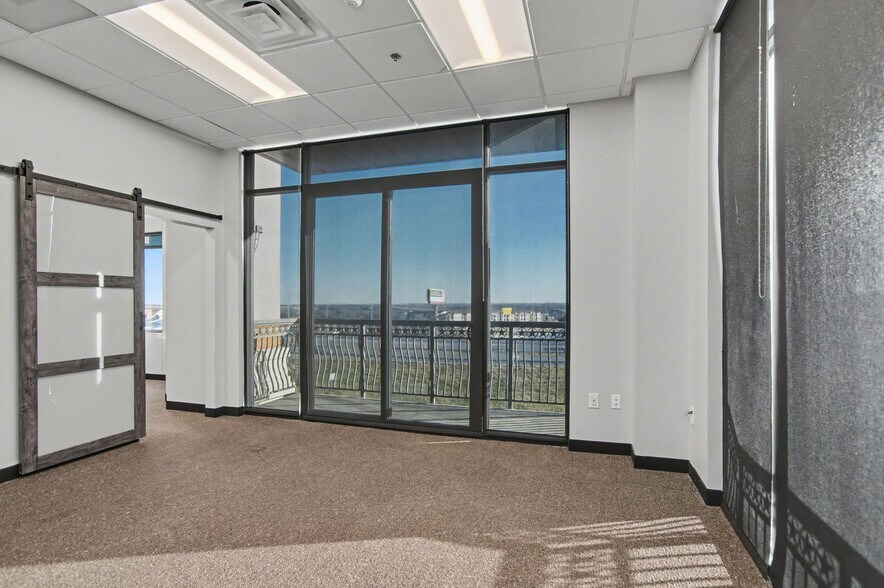 More Photos Of 295-307 E Renfro St, Burleson Office For Lease