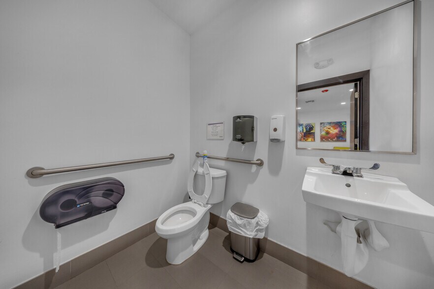 More Photos Of 99 W 49th St, Hialeah Medical For Lease