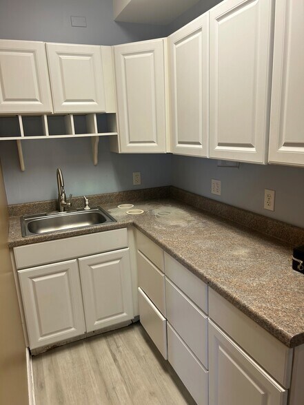 More Photos Of 402 Larch Cir, Wilmington Office For Lease