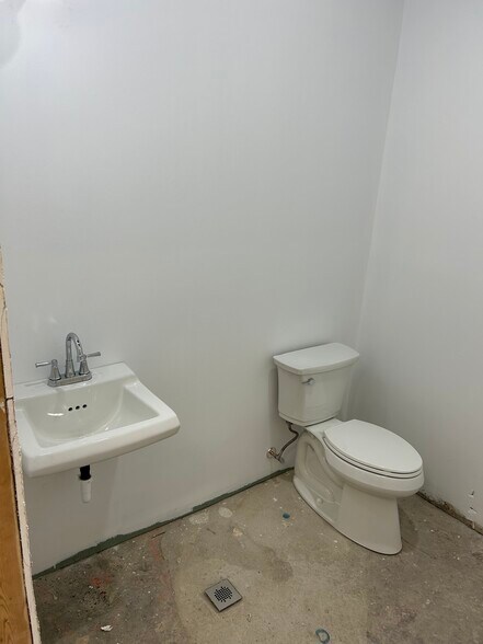 More Photos Of 123 E 43rd St, Chicago Restaurant For Lease