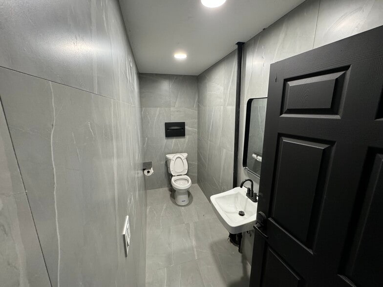 More Photos Of 416 S Main St, Porterville Auto Repair For Lease