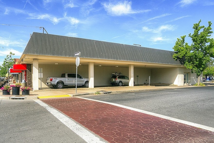 More Photos Of 552 SW 6th St, Redmond Bank For Sale