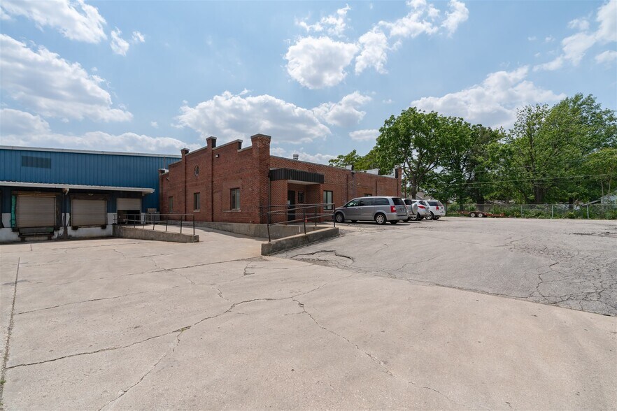More Photos Of 1100 E Bell St, Bloomington Manufacturing For Lease