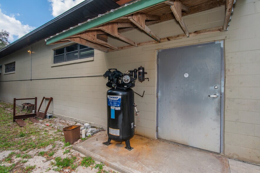 More Photos Of 982 E Hartshorn Ln, Holder Auto Repair For Sale