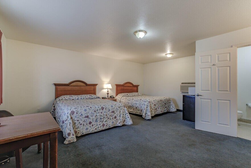 More Photos Of 718 Main St, Weaverville Hotel For Sale