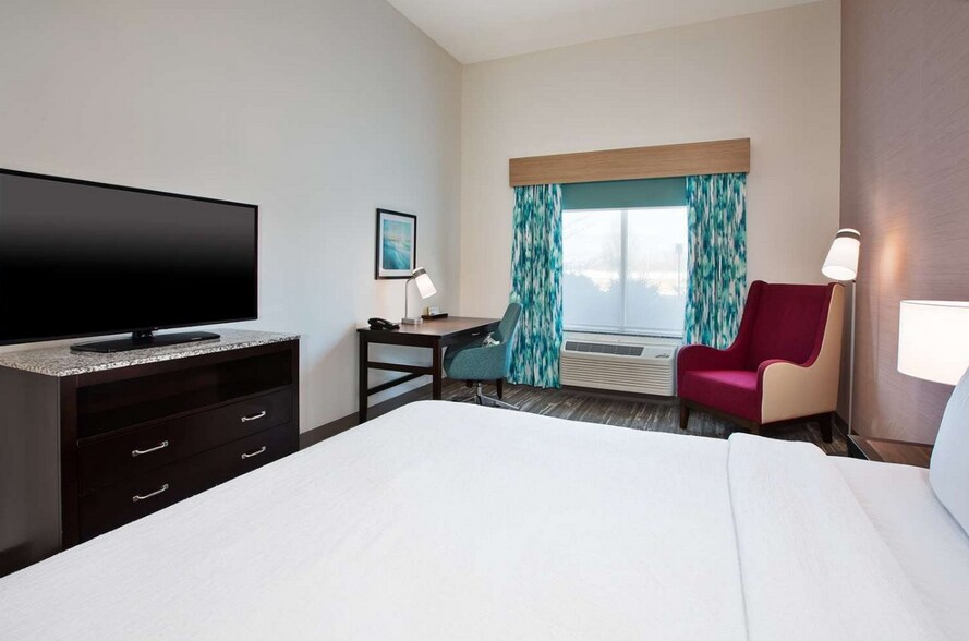 More Photos Of 1300 Cinema Way, Benton Harbor Hotel For Sale