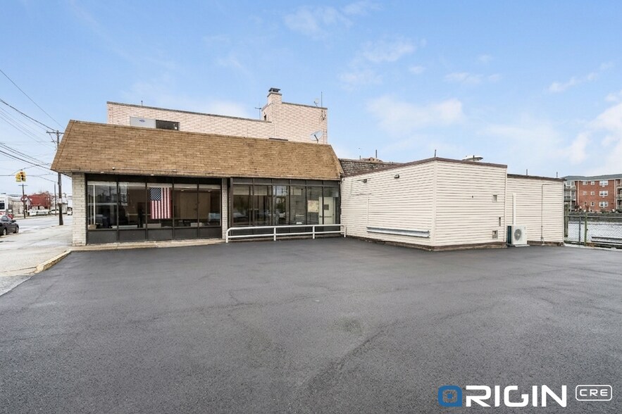 More Photos Of 15913 Crossbay Blvd, Howard Beach Storefront Retail Office For Lease