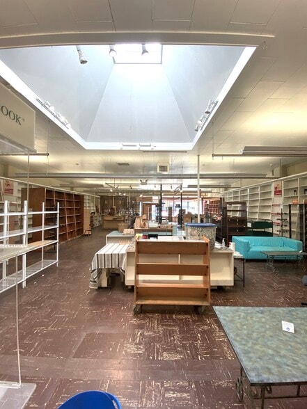 More Photos Of 3747 SE Hawthorne Blvd, Portland Storefront For Sale
