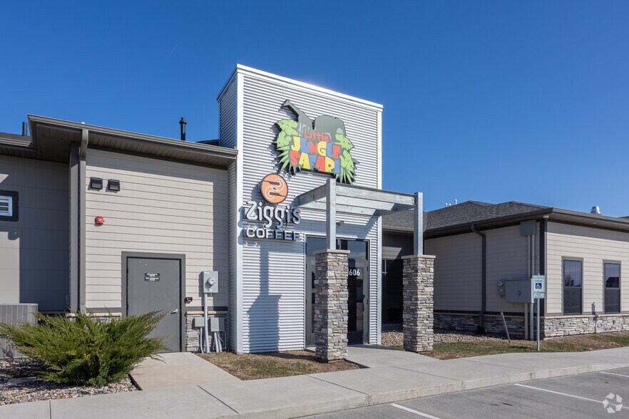 More Photos Of 1606 NW Irvinedale Dr, Ankeny General Retail For Sale