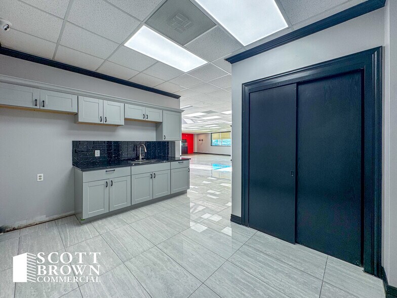 More Photos Of 1001 S Interstate 35 E, Denton Storefront Retail Office For Lease