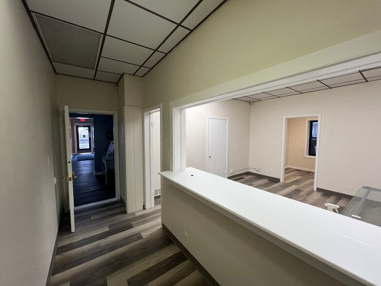 More Photos Of 116-118 S York St, Elmhurst Office For Lease