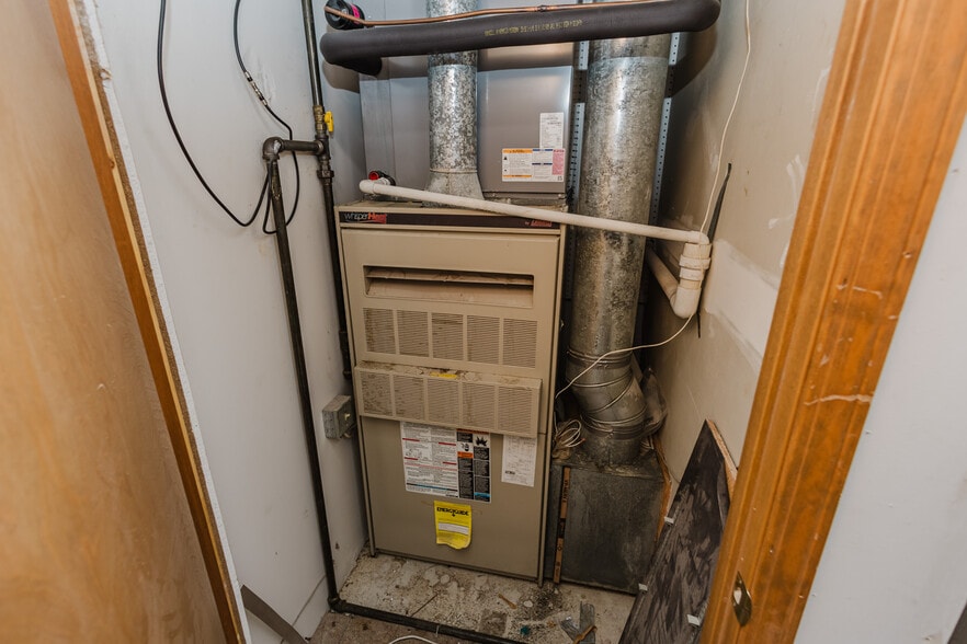 More Photos Of 830 N Kansas Ave, Topeka Bar For Sale