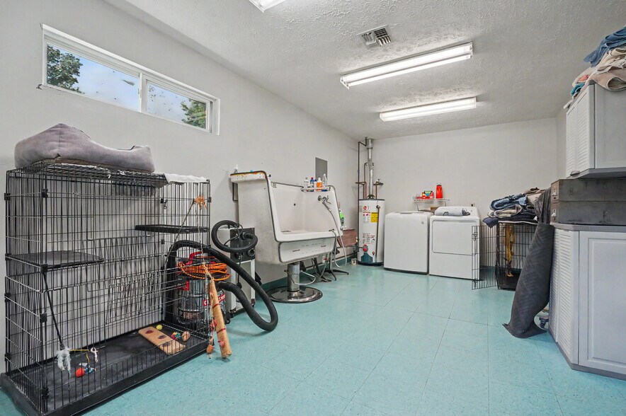 More Photos Of 4250 Herr Fieldhouse Rd, Southington Veterinarian Kennel For Sale