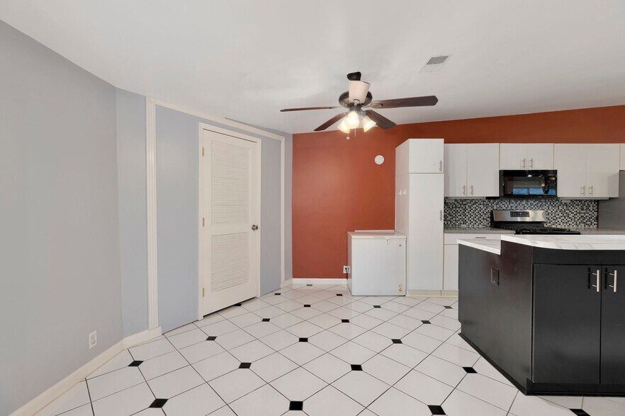 More Photos Of 7648 Broadview Dr, Houston Apartments For Sale