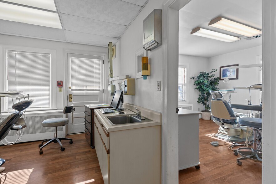 More Photos Of 74 Valley Rd, Middletown Office For Sale