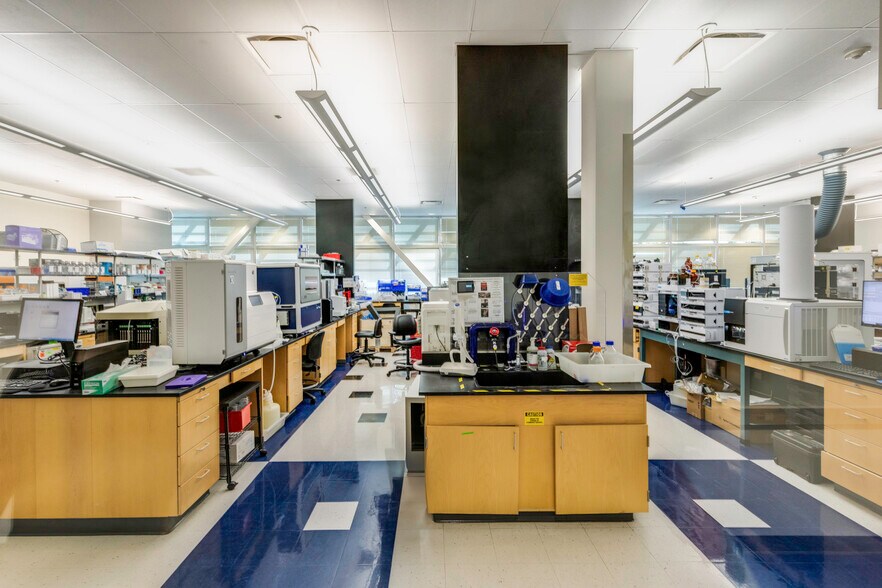 More Photos Of 700 Bay Rd, Redwood City Medical For Lease