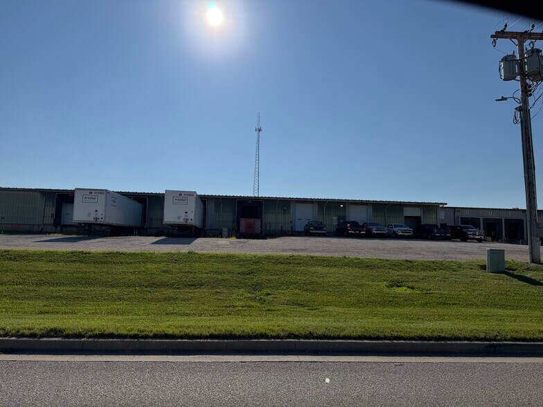 More Photos Of 703 N Chestnut St, Huntingburg Distribution For Sale