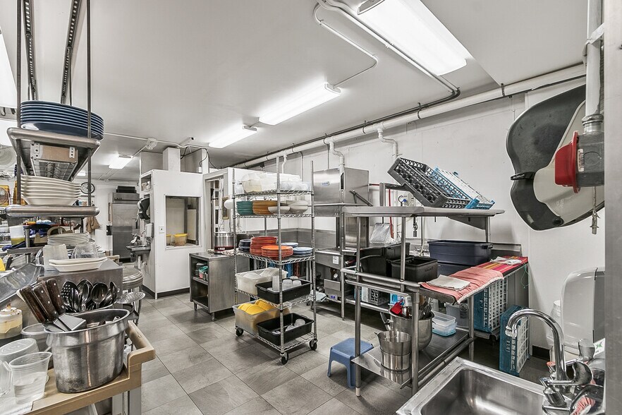 More Photos Of 618 Oak St, Baraboo General Retail For Sale