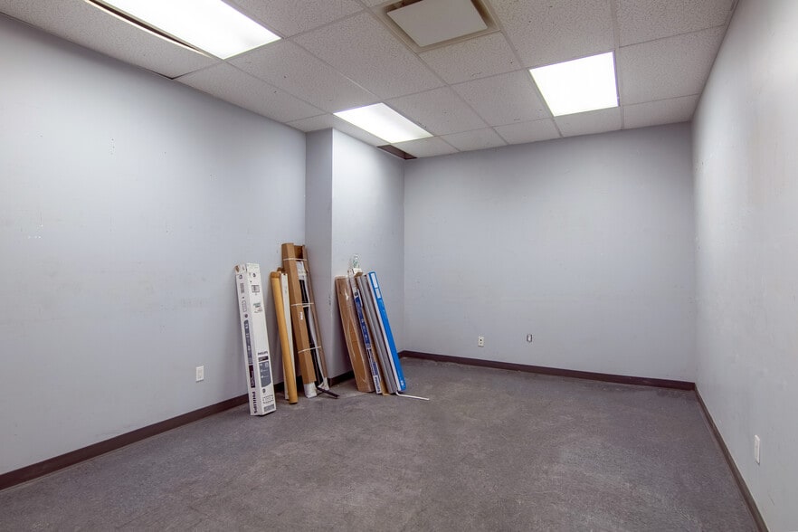 More Photos Of 355-365 Wyandanch Ave, Babylon Warehouse For Lease