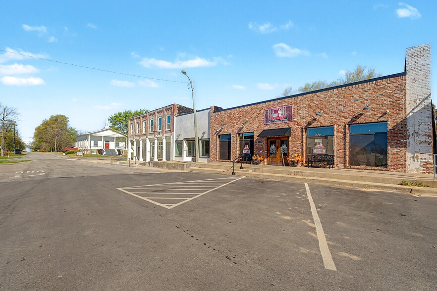 More Photos Of 113 W Bean St, Lincoln General Retail For Sale