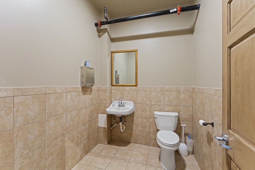 More Photos Of 230 1st Ave E, Shakopee Storefront For Sale