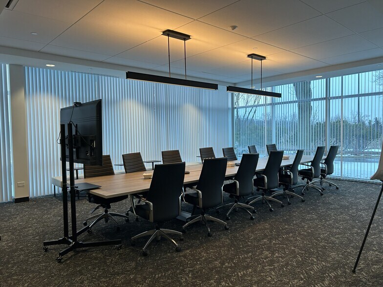 More Photos Of 265 Spring Lake Dr, Itasca Showroom For Lease