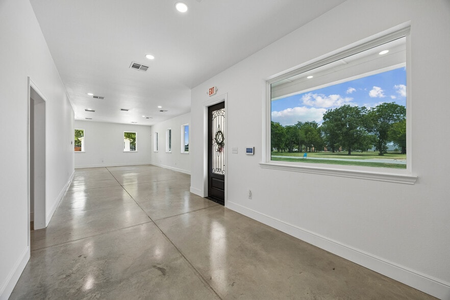 More Photos Of 908 Cresthaven Dr, Euless Showroom For Lease