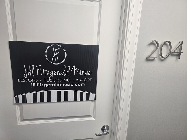 More Photos Of 127-131 E Commerce St, Milford Loft Creative Space For Sale