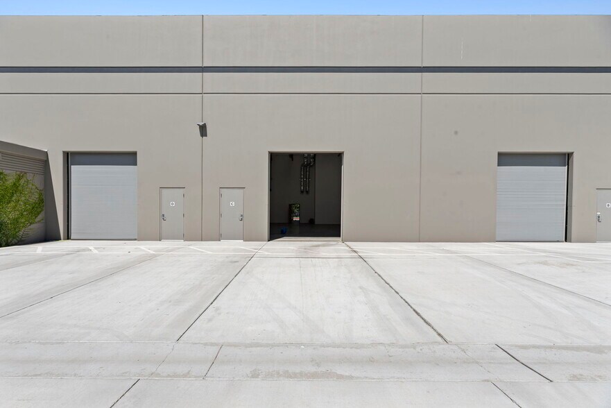 More Photos Of 2301 Santiago Ct, Oxnard Distribution For Sale