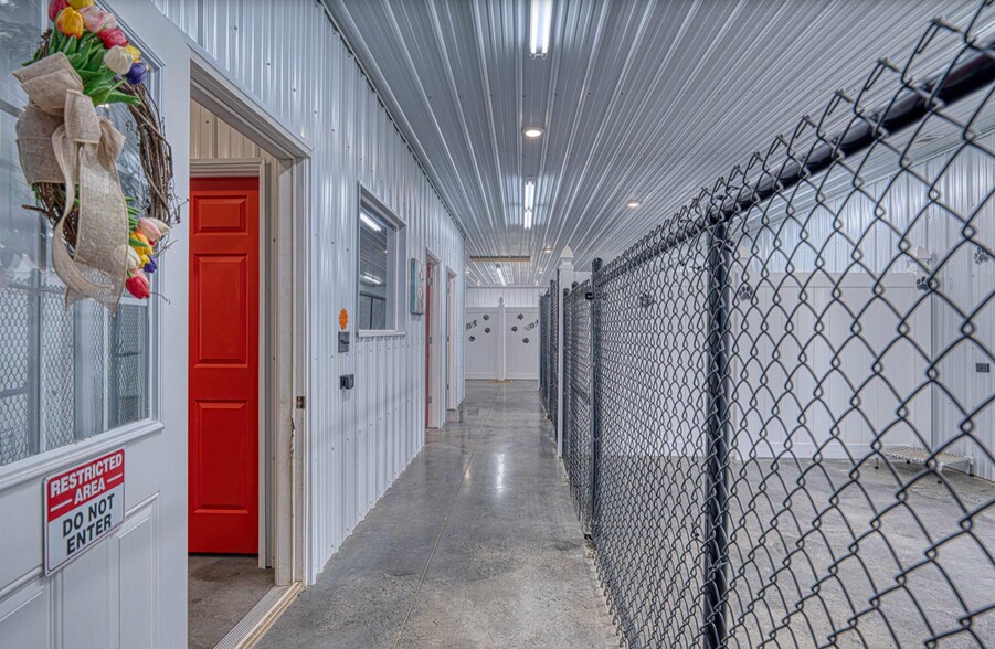 More Photos Of 1601 ST RTE 56E STATE ROUTE 56E, Morganfield Veterinarian Kennel For Sale
