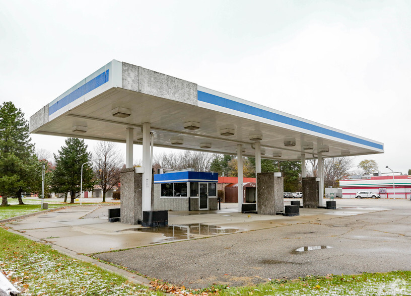 Primary Photo Of 7000 Gratiot Rd, Saginaw Service Station For Sale