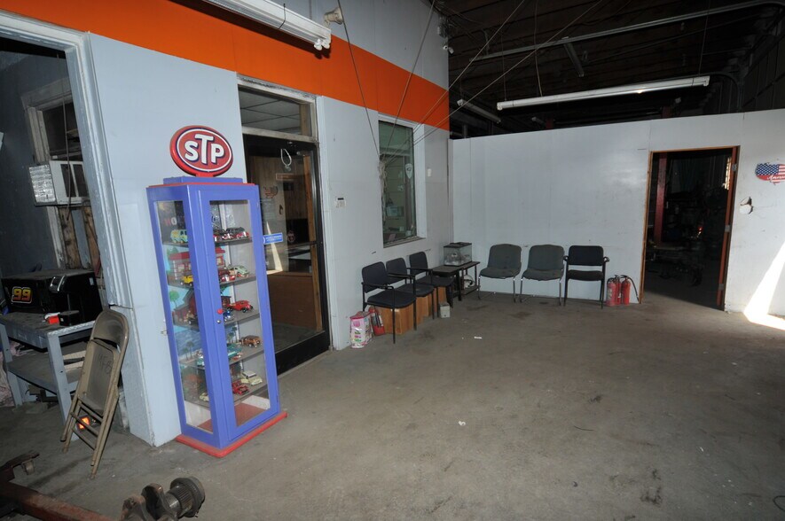 More Photos Of 8131 Maccorkle Ave, Charleston Auto Repair For Sale