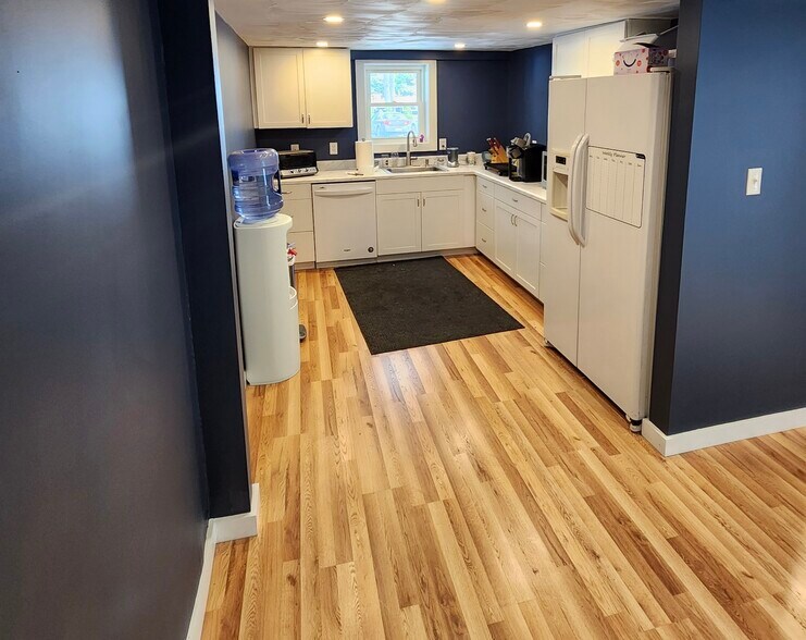 More Photos Of 48-52 Worcester Rd, Sterling Warehouse For Lease