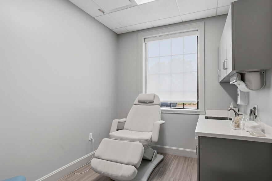 More Photos Of 160 Fountains Blvd, Madison Medical For Sale