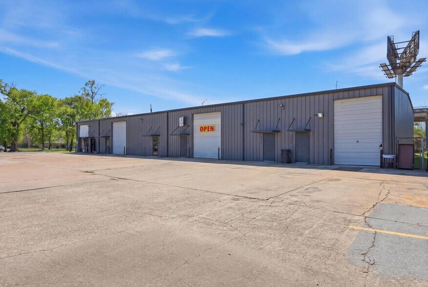 More Photos Of 6550 Westwood Blvd, Beaumont Industrial For Lease